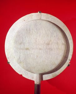 Escudo votivo em homenagem a Augusto (63-14 aC) 26 aC (mármore)